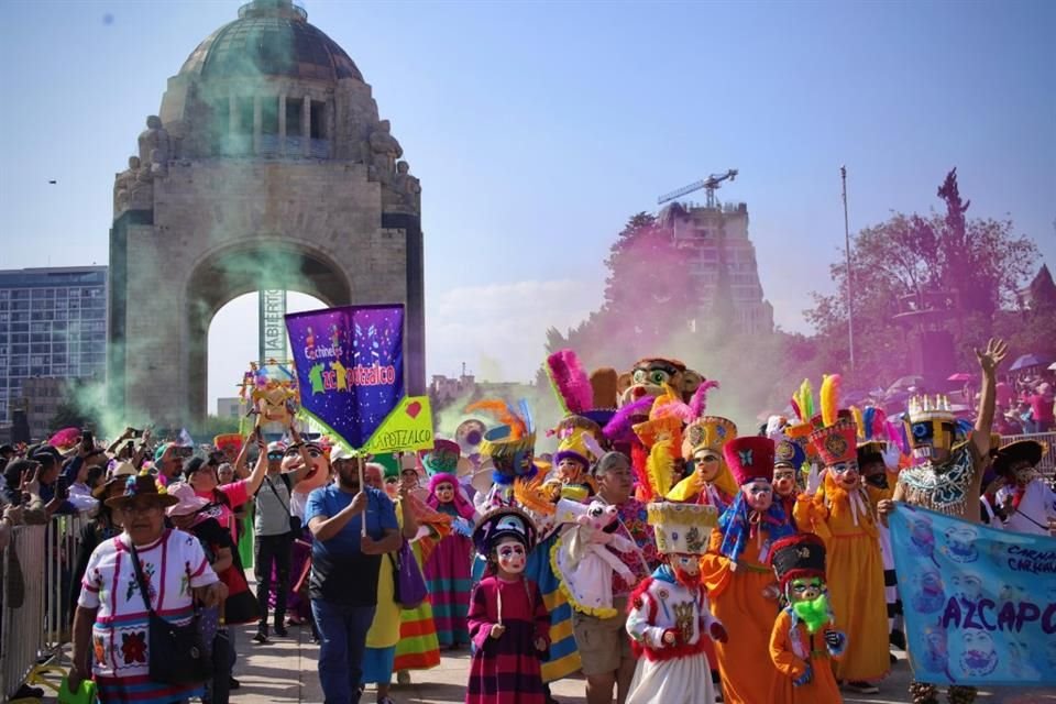 De la Plaza de la Revolución partieron miles de artistas y músicos que compartieron sus tradiciones. 