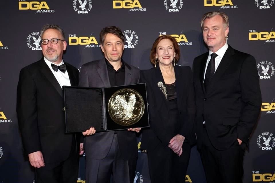 Sean Baker flanqueado por el director ejecutivo nacional de la DGA, Russell Hollander, la presidenta de la DGA, Lesli Linka Glatter, y el director Christopher Nolan.