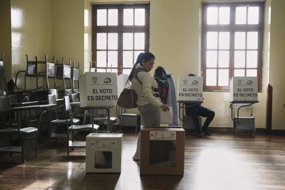 Una mujer vota durante la elección Presidencial de Ecuador, el 9 de febrero del 2025.