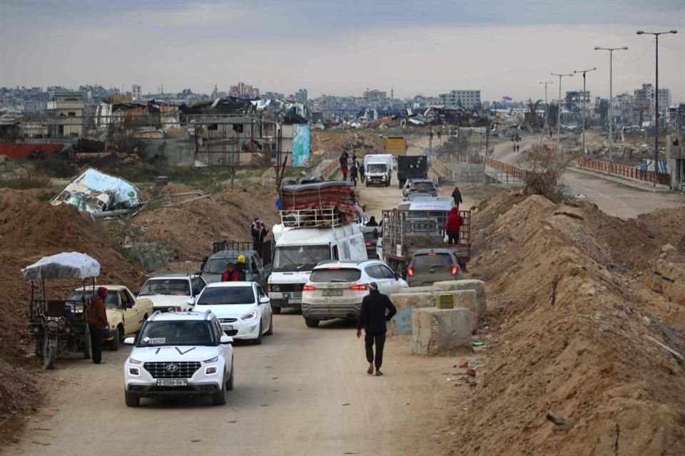 Palestinos desplazados cruzan el corredor de Netzarim, el 9 de febrero del 2025.