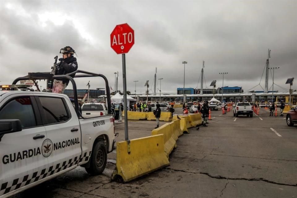 Elementos de la Guardia Nacional en la garita del cruce fronterizo Tijuana-San Ysidro.