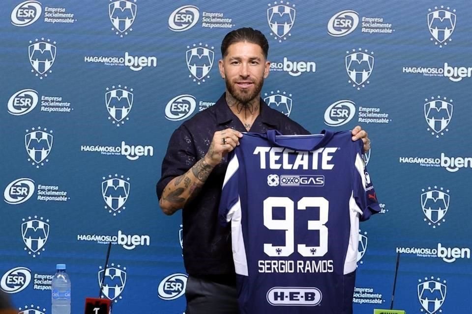 Sergio Ramos sostiene la playera de su nuevo equipo, con el que busca engrosar su lista personal de títulos.