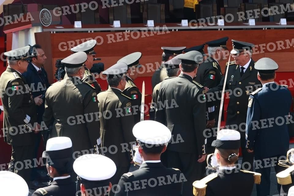 Generales hicieron fila para saludar al ex titular de la Sedena.