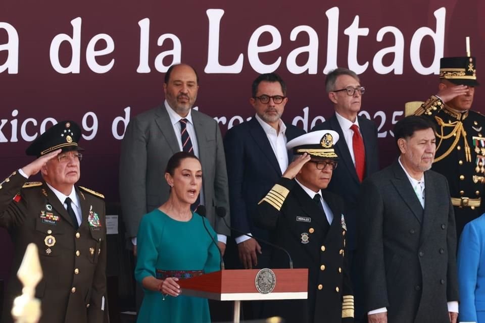 Cienfuegos ocupó un sitio en el templete donde se ubicó al Gabinete del Gobierno de Sheinbaum, sólo que figuró en segunda fila.