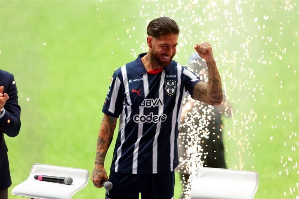 También hubo espectáculo de pirotecnia cuando saltó a la cancha.