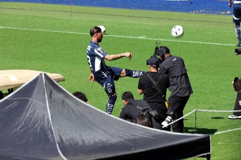 El español repartió balones luego de la ceremonia de presentación en el Estadio Monterrey.