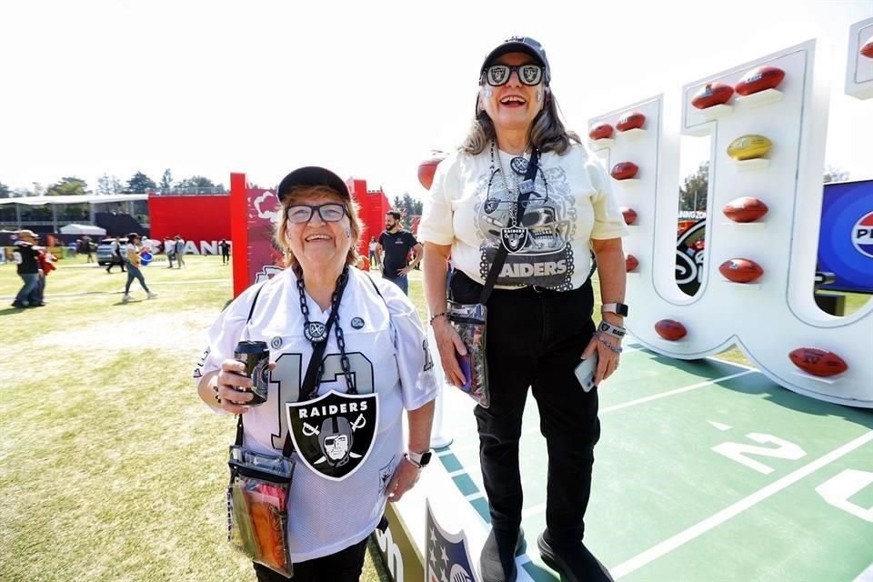 Las hermanas Estrada no desaprovecharon la oportunidad para presumir los colores de su equipo favorito.