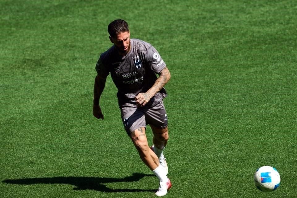 Sergio Ramos ya entrenó con su nuevo equipo.