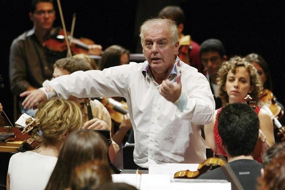 Daniel Barenboim durante un ensayo con la orquesta West-Eastern Divan, integrada por jóvenes músicos israelíes y árabes.