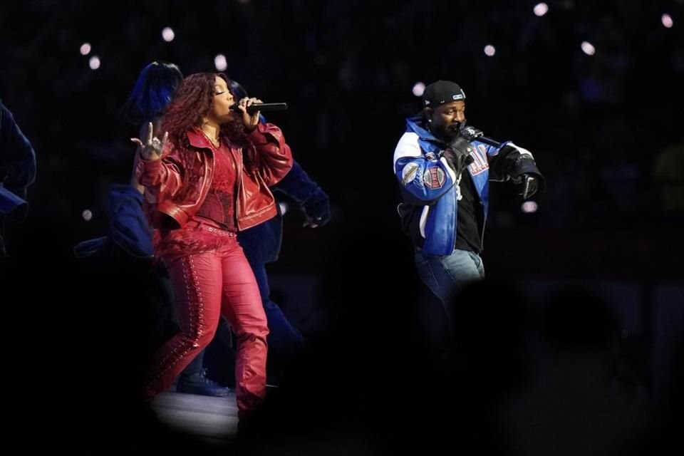 SZA acompañó a Lamar en el escenario.