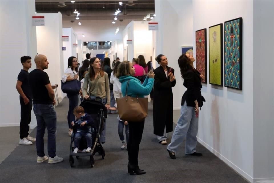 El público recorrió curioso los pasillos llenos de obras en diversos soportes y técnicas, y no faltaron las selfies.