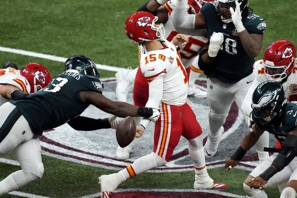 La defensiva de Eagles amaniató a Patrick Mahomes.