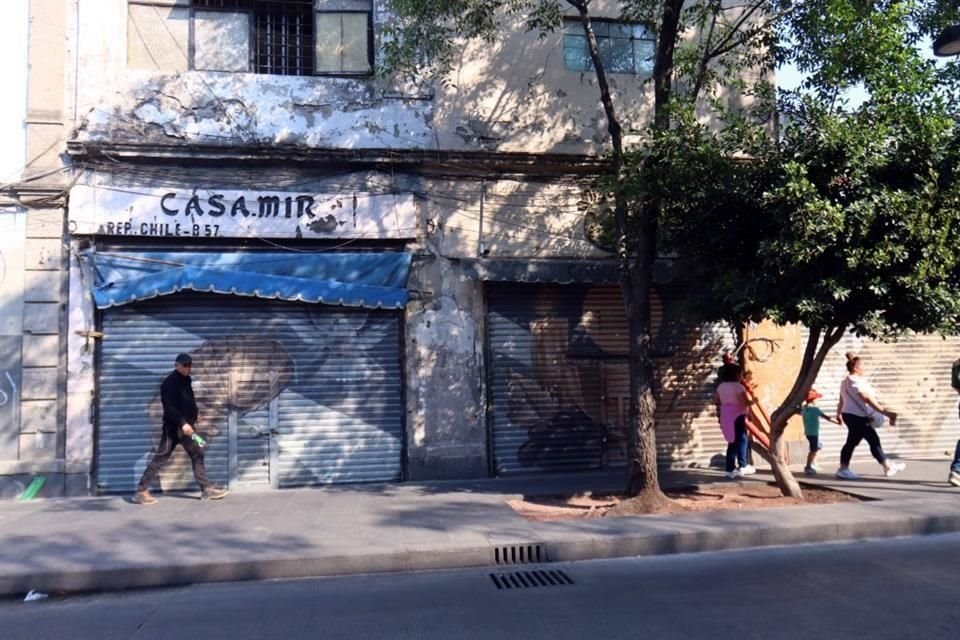 Los locales anteriormente comerciaban vestidos y adornos para novias.