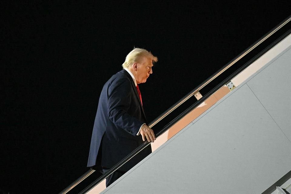 El Presidente de Estados Unidos, Donald Trump, sube al Air Force One en Louisiana, el 9 de febrero.