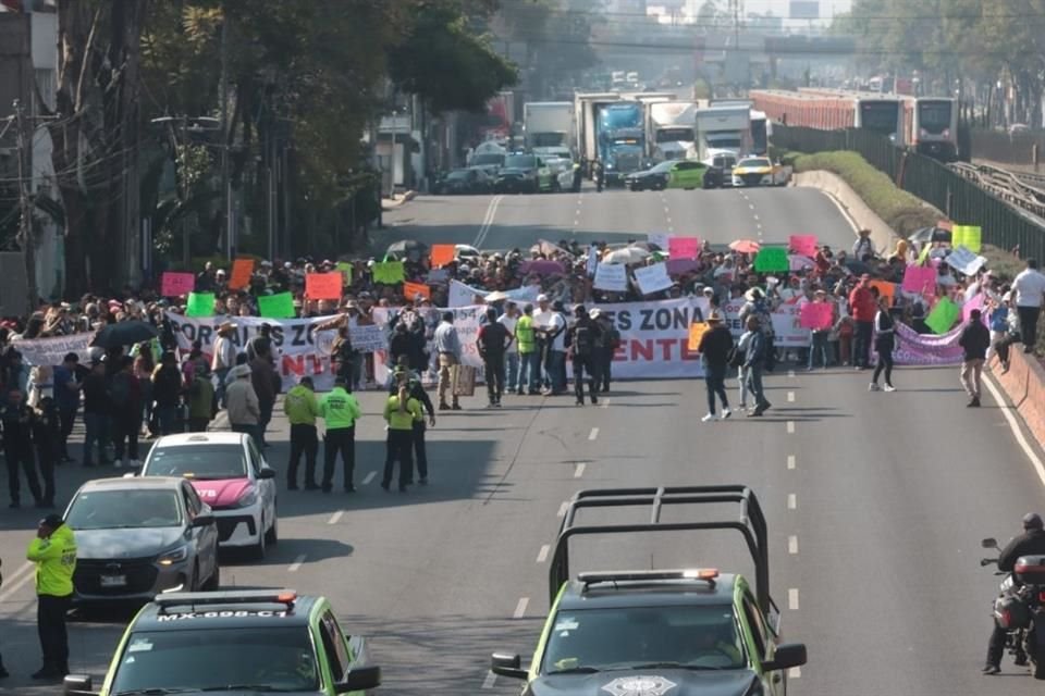 Marcha de comerciantes de distintos mercados de la Alcaldía Benito Juárez sobre Tlalpan.