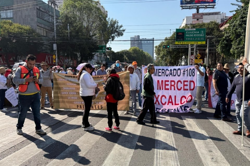 Arribo de manifestantes en Av. Cuauhtémoc número 898, inmediaciones de la Secretaría de Desarrollo Económico de la Ciudad de México.