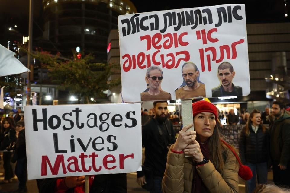 Manifestantes piden la liberación de rehenes de Hamas el 8 de febrero del 2025, en Tel Aviv.