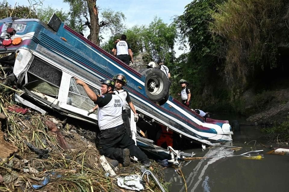 Bomberos trabajan en el sitio de un accidente de autobús en Guatemala, el 10 de febrero del 2025.