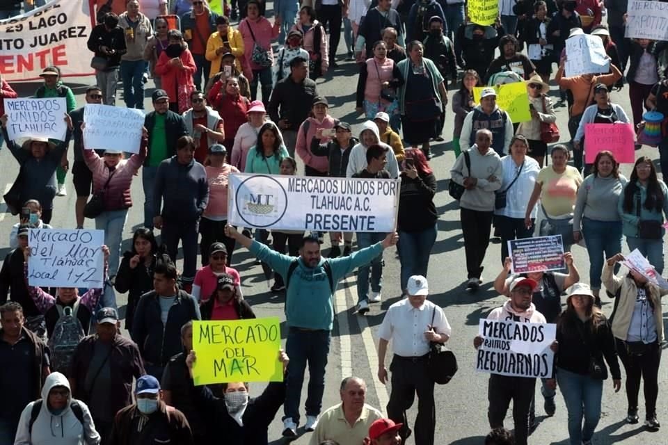 Comerciantes de mercados de Tláhuac avanzan sobre Eje 4 con dirección a Cuauhtémoc.