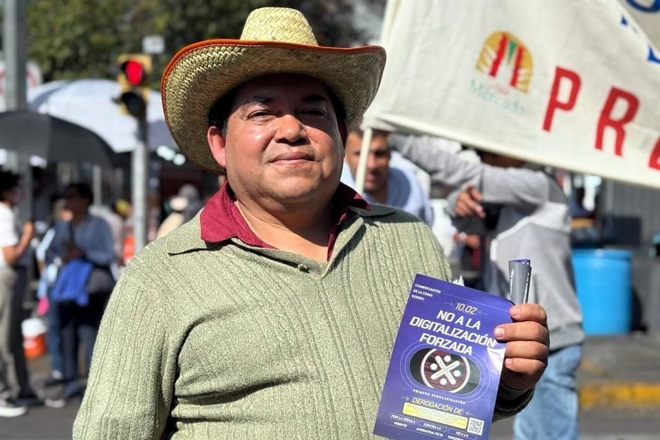 Comerciantes se manifiestan frente a la sede de la Secretaría de Desarrollo Económico de la Ciudad de México y reparten volantes informativos sobre sus peticiones.