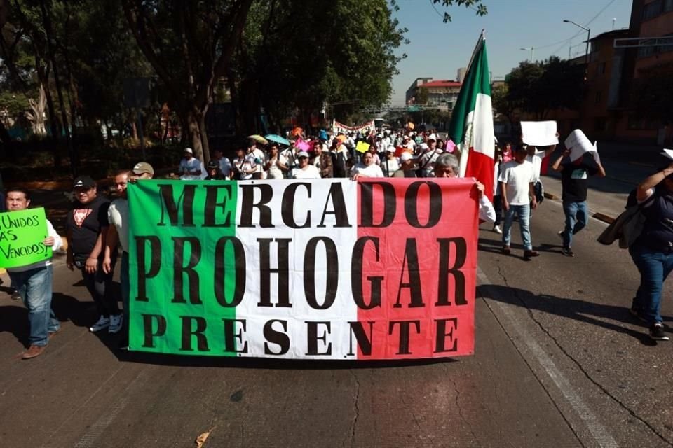 Comerciantes del Mercado Prohogar marchan sobre la Avenida Guerrero, rumbo a la sede de la Secretaría de Desarrollo Económico de la CDMX (Sedeco).