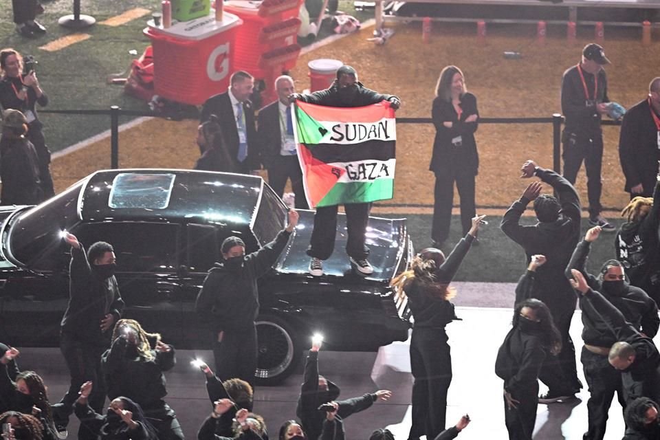 Un artista que ondeó una bandera con las palabras 'Sudán' y 'Gaza' durante el show del medio tiempo del Super Bowl, fue vetado por la NFL.