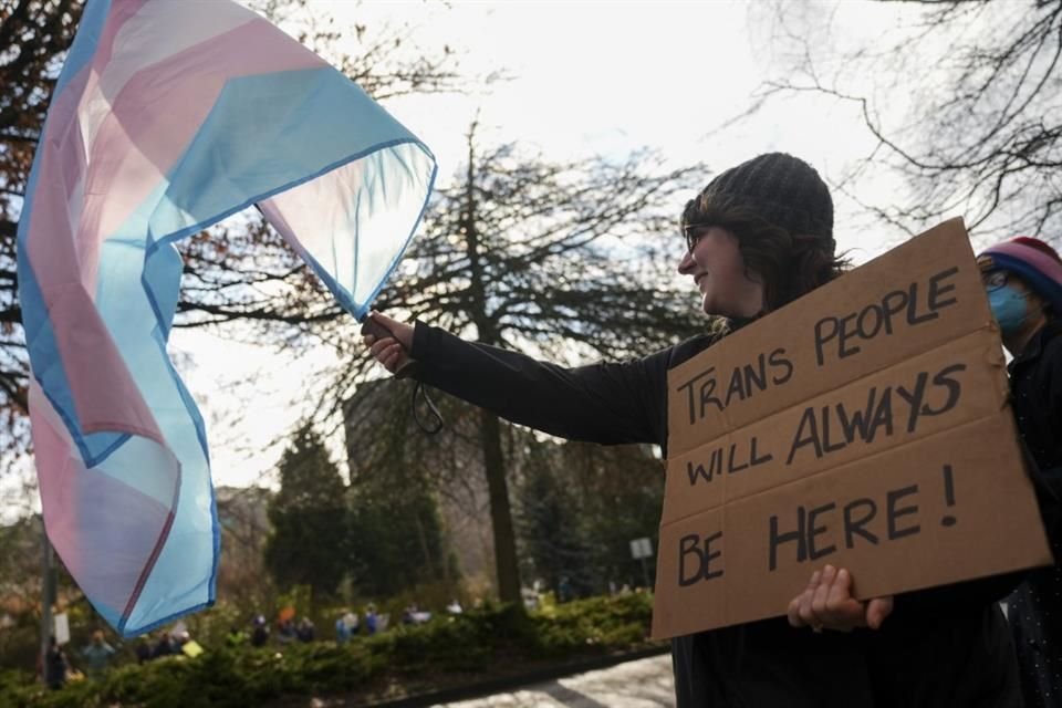 Una mujer sostiene una bandera trans durante una protesta en Seattle, el 9 de febrero del 2025.