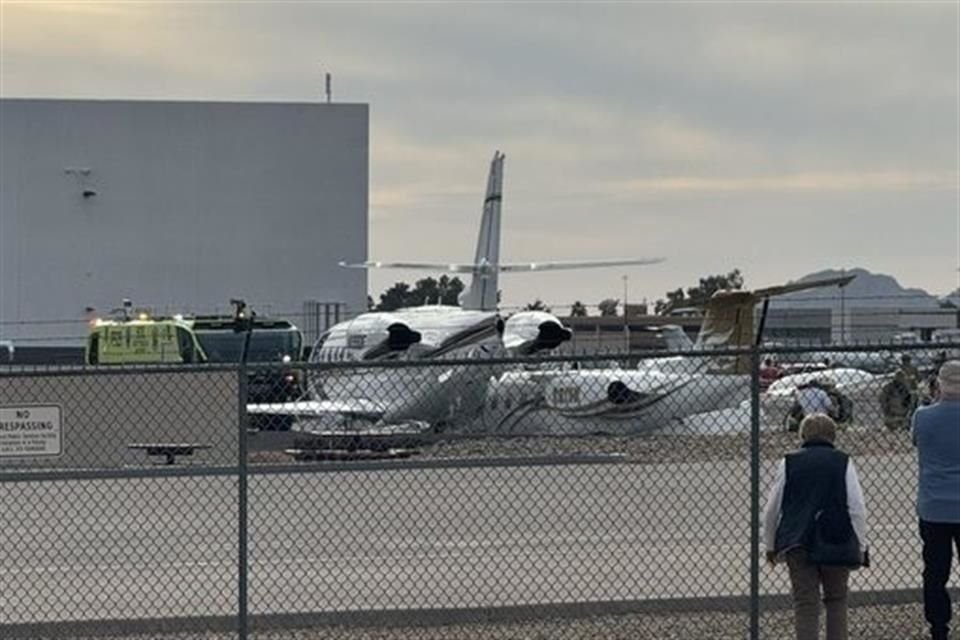 Al menos una persona murió y otras resultaron heridas tras el choque de dos aviones privados en el aeropuerto de Scottsdale.