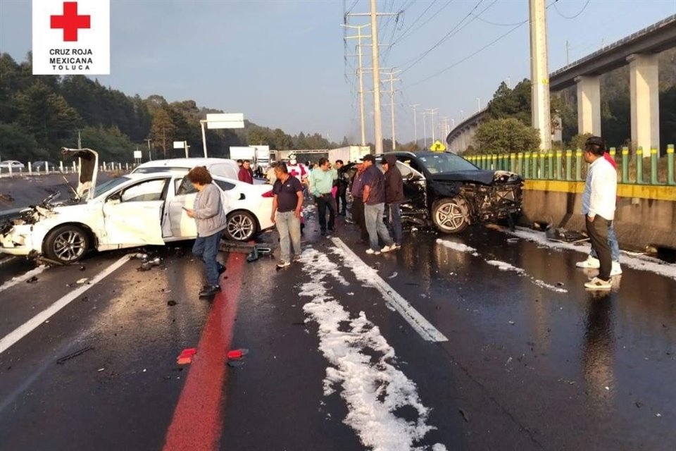  Un choque múltiple en la Autopista México-Toluca causa una afectación vial de al menos 6 kilómetros en la zona.