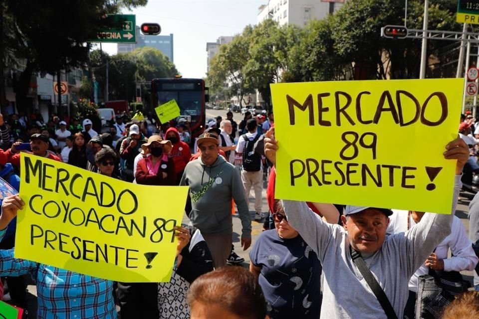 AV. CUAUHTÉMOC El bloqueo más intenso fue frente a las oficinas de la Secretaría de Desarrollo Económico.