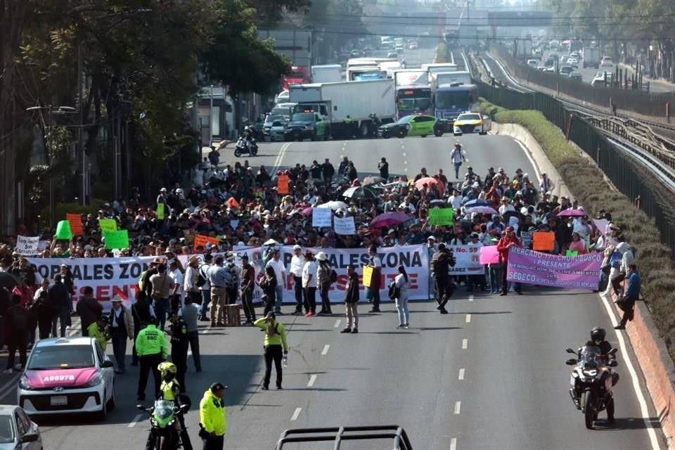 En Calzada de Tlalpan, un grupo se concentró para cerrar la vialidad.