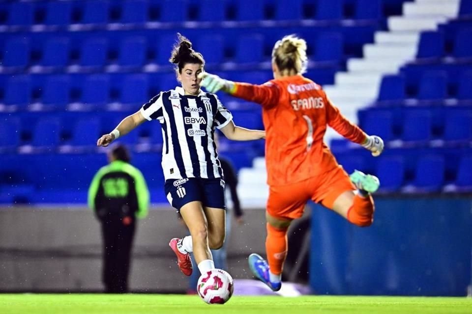 Rayadas no pudo mantener ventaja en dos ocasiones y terminó por perder 3-2 en su visita al América, viendo frenada una racha de 4 juegos sin derrota, a unos días del Clásico Regio Femenil.