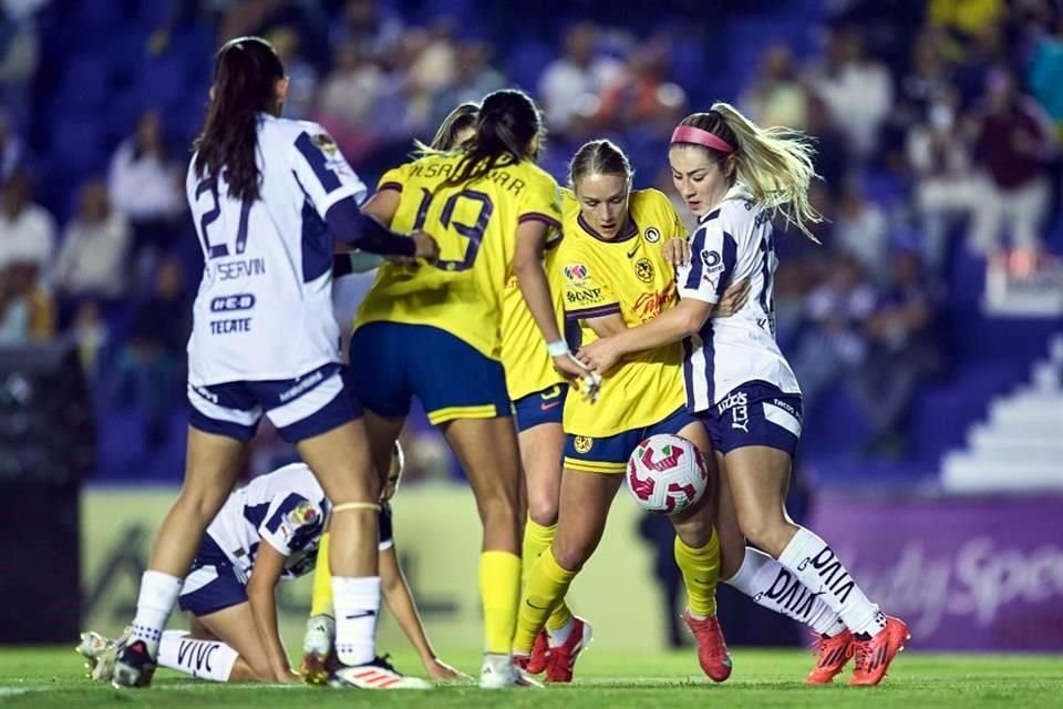 Rayadas no pudo mantener ventaja en dos ocasiones y terminó por perder 3-2 en su visita al América, viendo frenada una racha de 4 juegos sin derrota, a unos días del Clásico Regio Femenil.