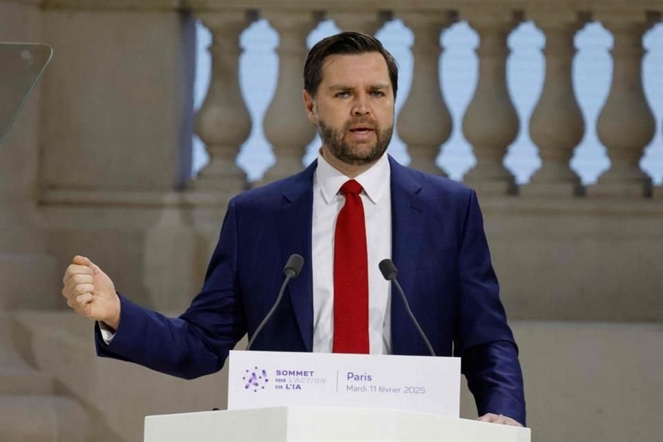 JD Vance, Vicepresidente estadounidense, habla durante una sesión plenaria en la Cumbre de Acción sobre Inteligencia Artificial, en el Grand Palais, en París.