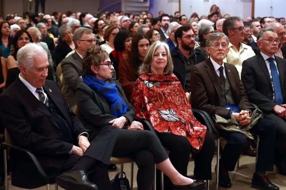 Integrantes del Colnal como Diego Valadés, Concepción Company, María Elena Medina-Mora y Eduardo Lazcano estuvieron presentes en la ceremonia de ingreso de Giorguli.