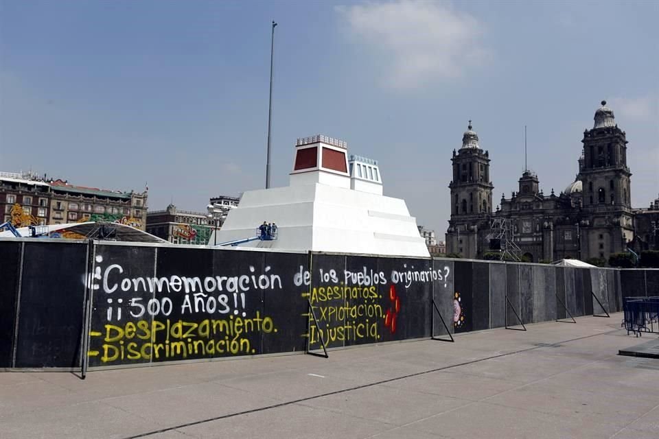 Mientras autoridades exaltan la gloria de Tenochtitlan con una maqueta monumental del Templo Mayor en el Zócalo, integrantes de los pueblos originarios denuncian el desdén aún imperante en las bardas perimetrales.