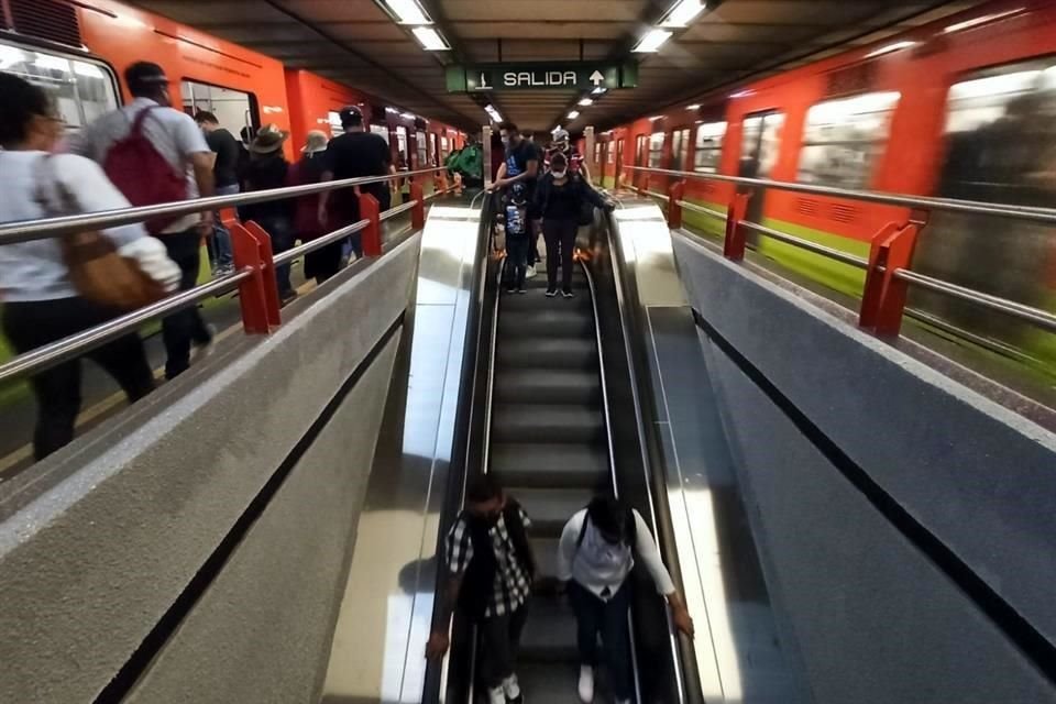 El Metro reanudó la operación de todas las estaciones de la Línea 8; luego de que el servicio fue suspendido en 4 estaciones por lluvia.