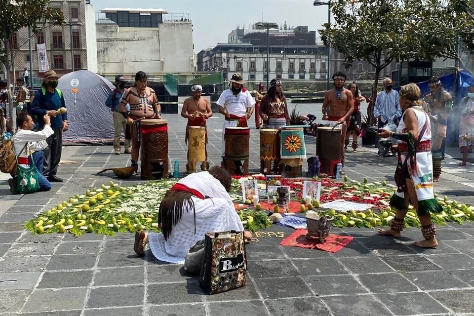 Con atuendos tradicionales e instrumentos musicales de la época prehispánica, decenas de calpullis de danza se han reunido en la plancha para realizar bailes rituales y sahumaciones para el público.