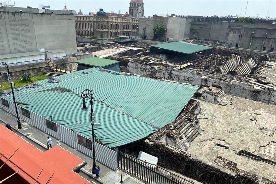 El Templo Mayor, epicentro del imperio, permaneció ajeno a los festejos; aún espera la reparación de su techumbre colapsada.