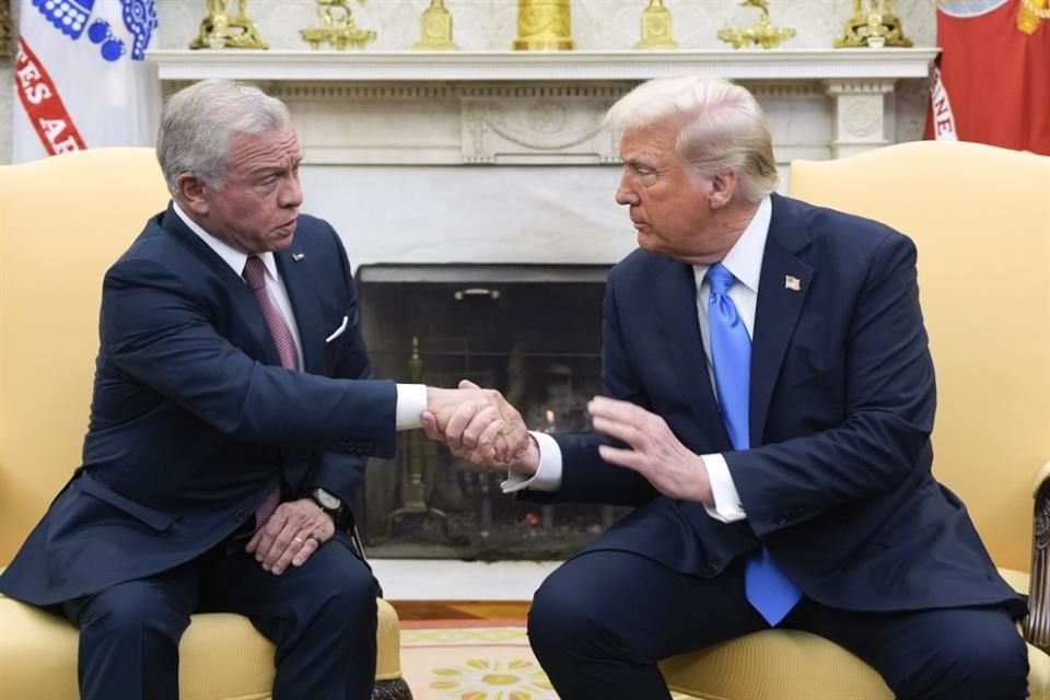 El Presidente Donald Trump estrecha la mano del rey de Jordania en una reunión en la Oficina Oval, el 11 de febrero del 2025.