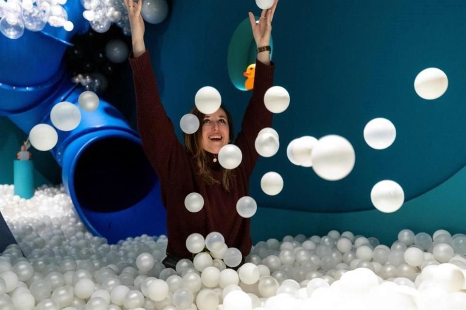 Los visitantes entran al museo a través de una 'lavadora gigante' que los lleva por un tobogán para terminar en una  piscina repleta de pelotas blancas. Ahí empieza el recorrido.