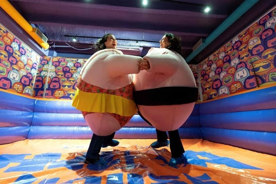 En el espacio que aloja la 'arena Sumo' se puede luchar con unos trajes de peluche.