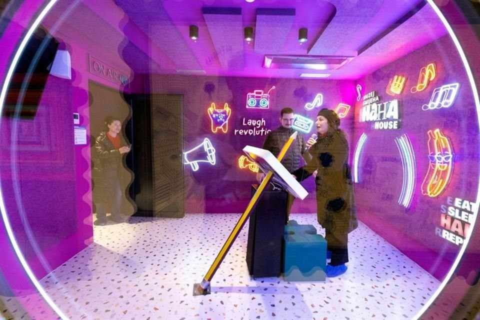 Zorica Bucic, cantante de profesión, prueba el karaoke que distorsiona las voces; 'un museo así es una idea perfecta sobre todo hoy en día, cuando nos bombardean con tantas malas noticias', dice.