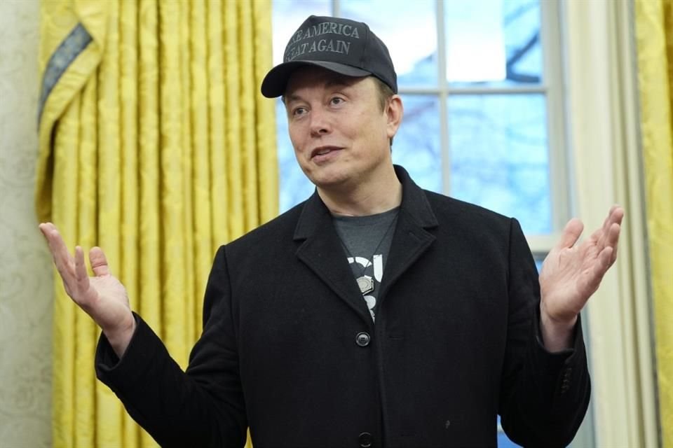 Elon Musk habla en la Oficina Oval en la Casa Blanca, el 11 de febrero del 2025, en Washington.