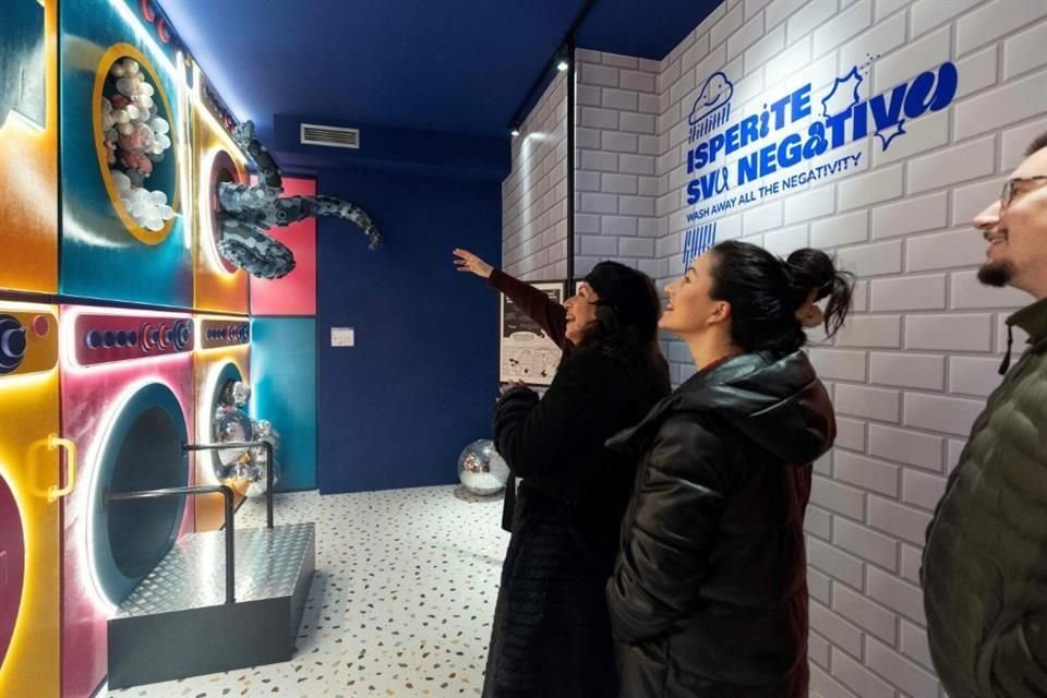 En la entrada de la HaHaHouse hay que someterse a una 'desinfección' de la negatividad, para luego entrar por una lavadora.