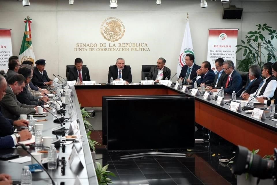 Representantes de la iniciativa privada se reunieron con el presidente del Senado, Adán Augusto López.