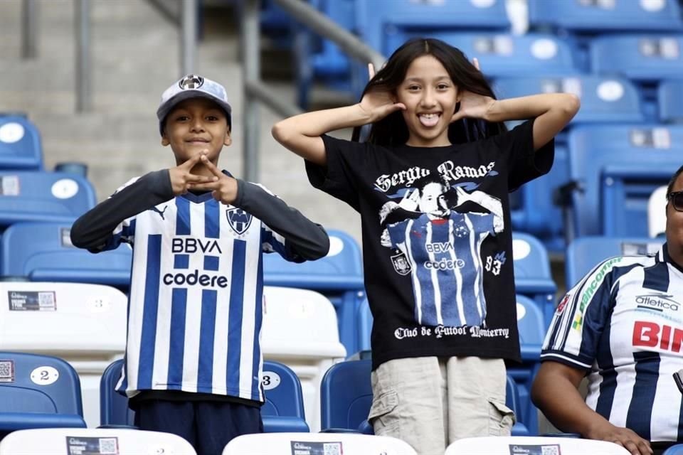 La afición rayada presente en el Gigante de Acero.