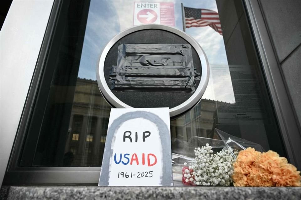 Tributos dejados bajo el logo tapado de la USAID en Washington, el 7 de febrero.