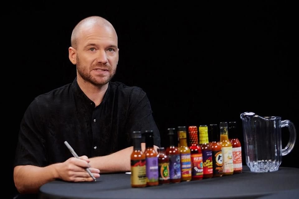 Otro de los contenidos estrella de Youtube es el programa de entrevistas Hot Ones, creado por Sean Evans y Chris Schonberger.