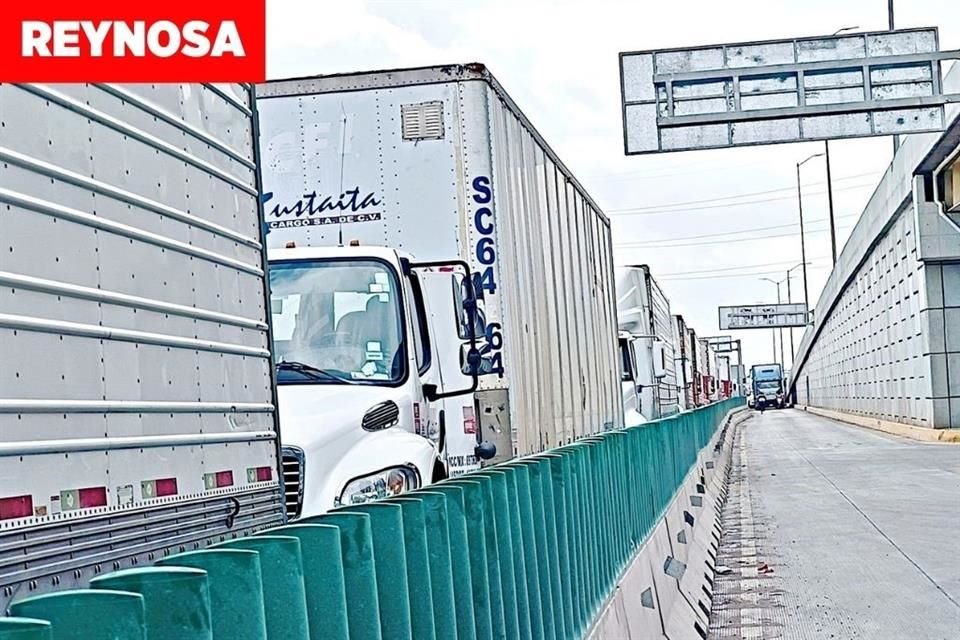 Cientos de camiones de carga quedaron varados en la Aduana de Reynosa.